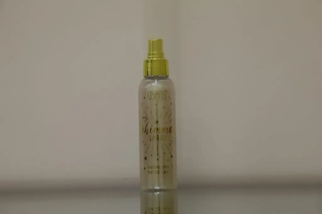 Ushas Shimmer Spray